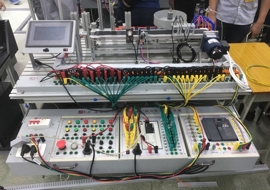 喜訊 我校師生參加機(jī)電一體化設(shè)備組裝與調(diào)試項(xiàng)目競(jìng)賽刷新歷史最好成績(jī)